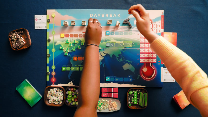 cmyk-daybreak-kooperatives-brettspiel-5er-case-klimaspiel image 2